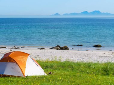 Yazın deniz kıyısında çadır. Okyanus kıyısında kamp yapmak. Lofoten takımadaları Norveç. Tatil ve seyahat.