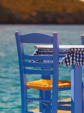 Deniz kenarındaki mavi masa ve sandalyeler deniz kıyısında Yunanistan 'da açık bir kafe restoranı açıyor. Yaz tatili.
