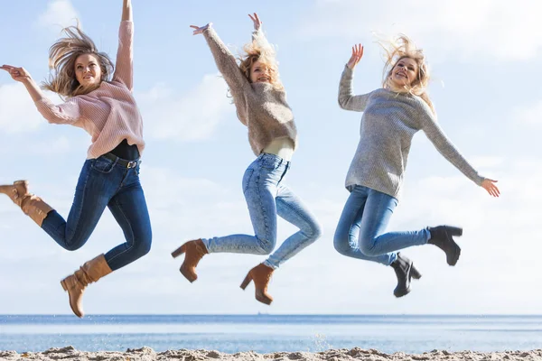 Tres Mujeres Llenas Alegría Saltando Con Cielo Fondo Amigas Divirtiéndose —  Fotos de Stock