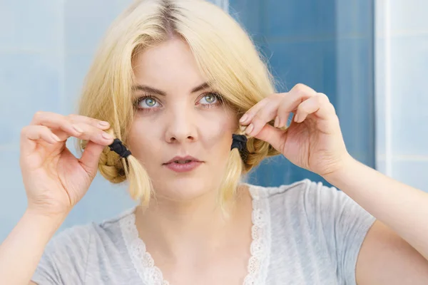 Жінка Показує Грає Своїм Плетеним Світлим Волоссям Догляд Волоссям Зачіска — стокове фото