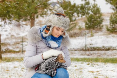 Genç üzgün kadın soğuk kış gününde en iyi arkadaşını sıcak battaniye eşarbına sardı. Hayvan koruma programı. Evlat edinme kavramı