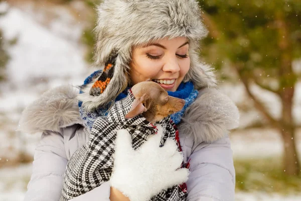 Mujer Joven Envolvió Mejor Amigo Perrito Una Bufanda Manta Caliente —  Fotos de Stock