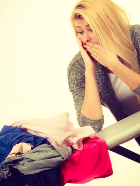 Ev görevleri, ev kavramı dikkat çekici. Yönetim Kurulu holding demir Ütü için elbise yığını olan arkasında duran kadın