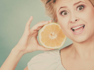 Sağlıklı beslenme, gıda vitamin tam yenileniyor. Kadın holding tatlı lezzetli narenciye meyve, yeşil greyfurt.