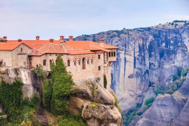 Meteora, Thessaly Yunanistan cliff üzerinde kutsal Varlaam ve Rousanou manastır. Yunan yerler