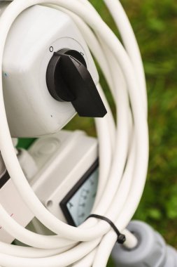 Elektrik kablo tel siyah anahtarı ile beyaz. Elektrik donatımı nesneleri kavramı.