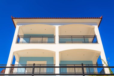 Tipik Yunan mimari ayrıntılar kavramı. Balkon, Teras ev Yunanistan beyaz pancurlar.