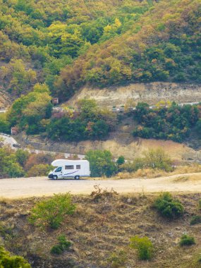 Turizm tatili ve seyahat. Meteora Yunanistan 'ın kayalık dağlarında kamp aracı