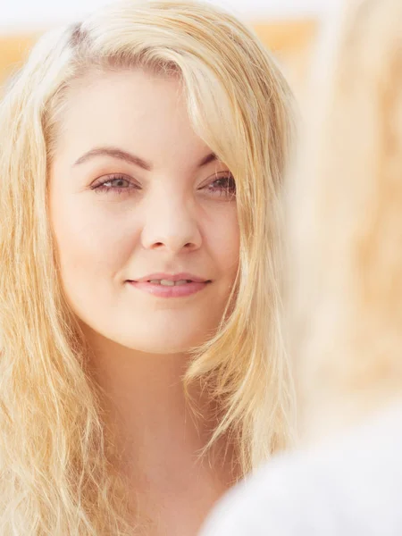 Jovem Feliz Adolescente Loira Mulher Natural Olhando Para Mesma Espelho — Fotografia de Stock