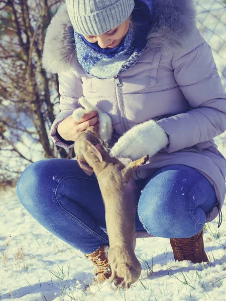 Jovem Mulher Divertindo Durante Inverno Feminino Brincando Com Seu Pequeno — Fotografia de Stock