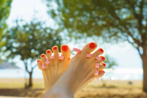 夏休みに足の爪が太陽の下で乾くまで待っている女性 つま先を分離している女性 — ストック写真