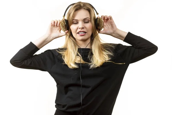 Adolescente Joven Grunge Mujer Escuchando Música Los Auriculares Con Picos — Foto de Stock