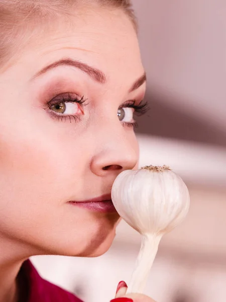 Mulher Segurando Erva Saudável Dois Alho Natural Fresco Cheirando Conceito — Fotografia de Stock