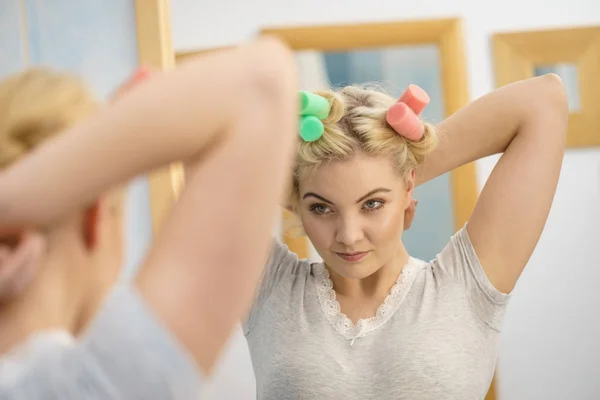 Mulher Loira Usando Rolos Cabelo Para Criar Penteado Bonito Seu — Fotografia de Stock