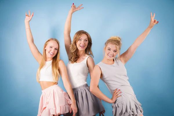Щасливі Позитивні Друзі Жінки Які Підняли Руки Дружба Елегантна Концепція — стокове фото
