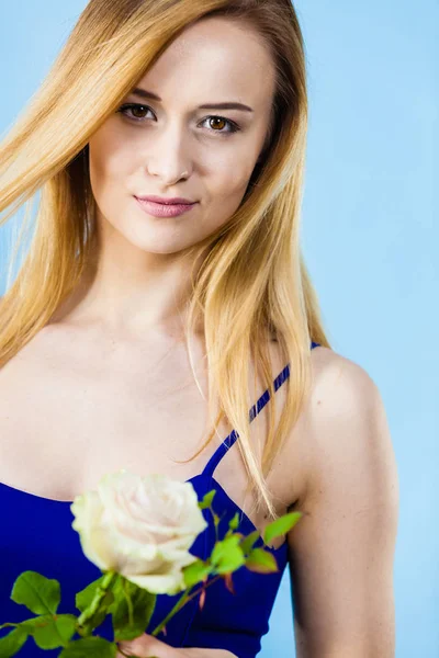 ロマンチックなバラの花を持った女性のショット 女性の日 バレンタイン ギフト 青の背景に撮影スタジオ — ストック写真