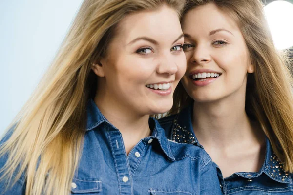 Vänskap Mänskliga Relationer Koncept Två Glada Kvinnor Vänner Har Roligt — Stockfoto