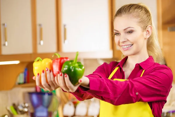 Engraçado Mulher Alegre Segurando Pimentão Delicioso Saudável Dieta Vegetal Apresentando — Fotografia de Stock