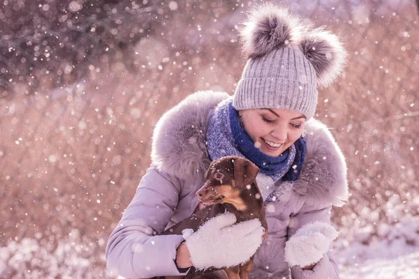 Jovem Mulher Divertindo Durante Inverno Feminino Brincando Com Seu Pequeno — Fotografia de Stock