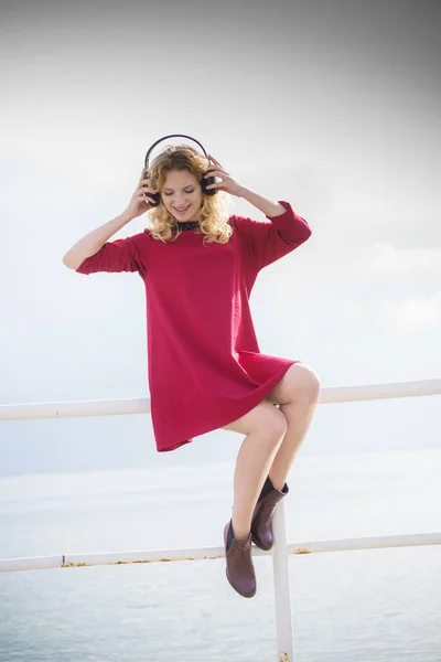 Szczęśliwa Radosna Kobieta Słuchająca Muzyki Będąc Zewnątrz Nastoletnia Kobieta Słuchawkach — Zdjęcie stockowe