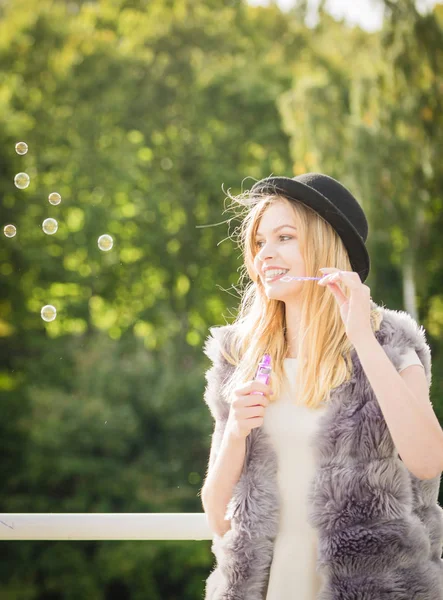 Grappig Jong Modieus Hipster Tiener Vrouw Blazen Zeepbellen Buiten Met — Stockfoto