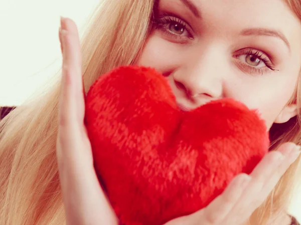 Mujer Romántica Sosteniendo Pequeña Almohada Esponjosa Forma Corazón Rojo Regalo —  Fotos de Stock