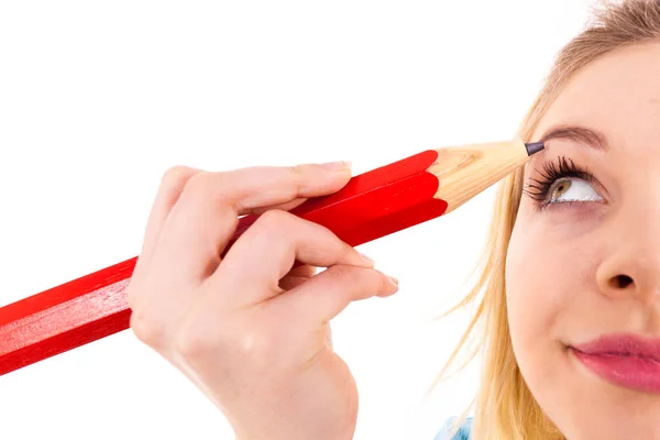 大きな巨大な特大正規学生の鉛筆を使用して彼女の眉毛をペイントしようとする面白い愚かな女 楽しいを構成する概念 — ストック写真