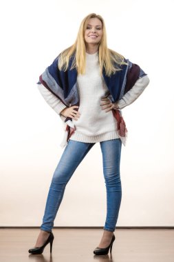 Kadın onun yumuşak renkli sıcak sonbahar şal şal rahat hissediyor. Mavi jeans, yüksek topuklu ayakkabılar kıyafet. Sonbahar kıyafeti aksesuarları kavramı.