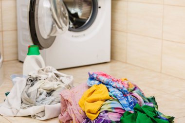Çamaşır deterjanı ve banyo makinesinin yanında ölçü kabı. Ev işleri, çamaşır yıkama, obezite konsepti..