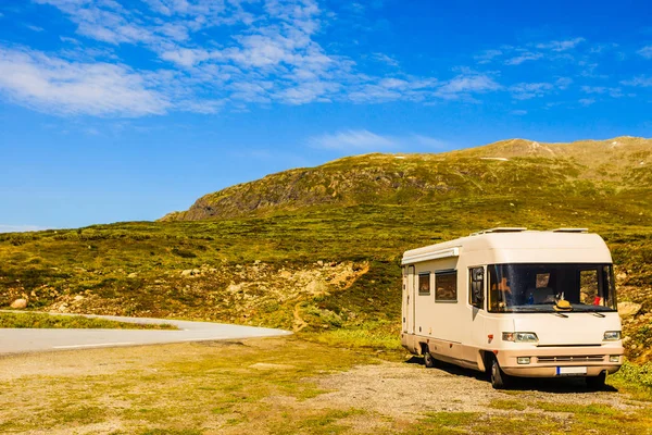 Turizm tatili ve seyahat. Yaz dağları manzarasında bir karavan. Ulusal turizm rotası Aurlandsfellet.