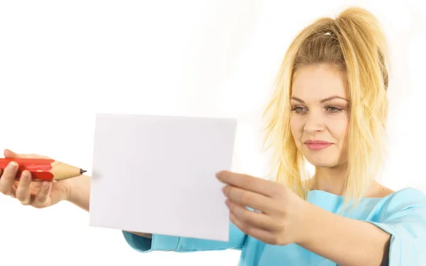 Adolescente Mulher Escrevendo Algumas Notas Pedaço Papel Usando Grande Lápis — Fotografia de Stock