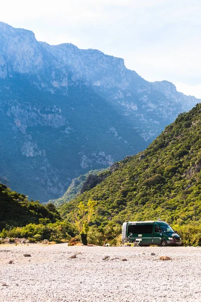 Tatil turizm ve seyahat. Camper van Yunan dağlarda niteliğine