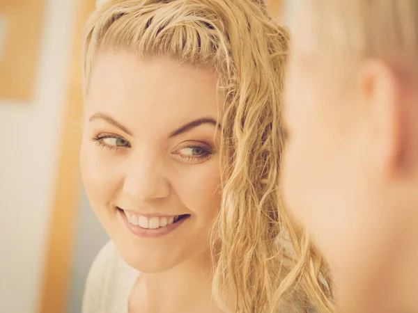 Mujer Feliz Con Pelo Mojado Rubio Mujer Limpia Positiva Después —  Fotos de Stock