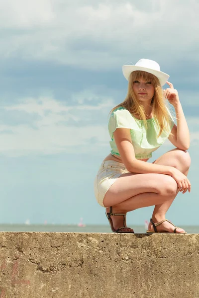 休日夏と幸せ 帽子の石壁の空を背景に屋外でリラックスの全長魅力的なファッションの女の子 — ストック写真