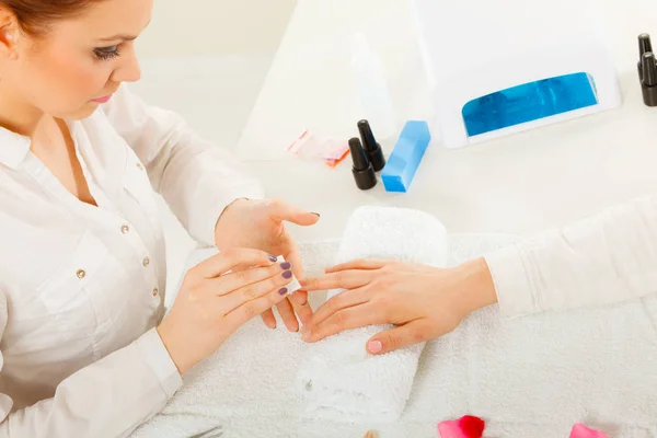 Mulher Mão Sobre Toalha Preparando Gel Manicure Híbrido Usando Removedor — Fotografia de Stock