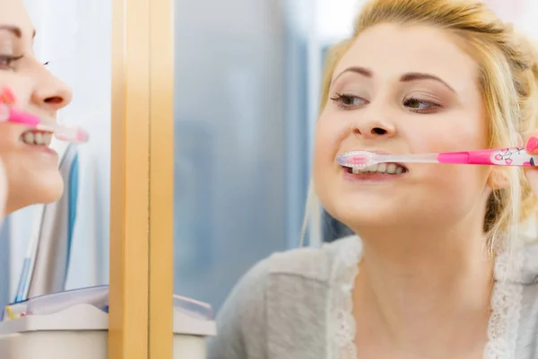 Kobieta Szczotkowanie Czyszczenia Zębów Zbliżenie Blond Dziewczyna Szczoteczka Zębów Łazience — Zdjęcie stockowe