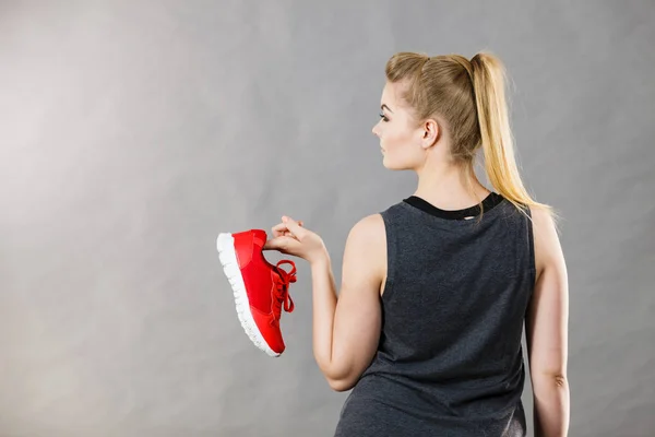 Sportliche Frau Präsentiert Sportbekleidung Turnschuhe Rote Schuhe Bequemes Schuhwerk Perfekt — Stockfoto
