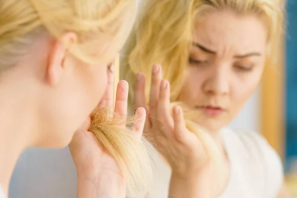 Cuidados Com Cabelos Conceito Problema Saúde Mulher Triste Infeliz Olhando — Fotografia de Stock