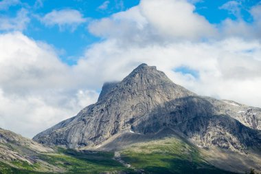 Bulutlar dağlar üzerinde. Sorfold Sildhopen, Nordland, Norway yakınındaki Norveç peyzaj.