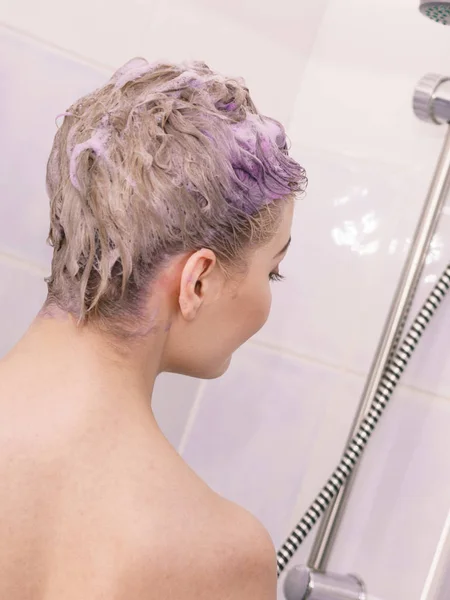 Vrouw Die Shampoo Haar Haar Aanbrengt Vrouw Met Paars Wasmiddel — Stockfoto