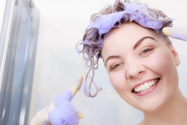 Забавная Сумасшедшая Красящим Шампунем Волосах Фиолетовым Стиральным Средством Тонирование Блондинки — стоковое фото
