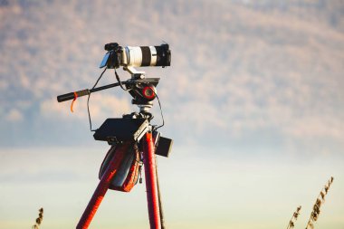 Resim film video Slovakya sabah peyzaj alarak tripod üzerinde profesyonel fotoğraf makinesi