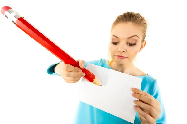 Adolescente Donna Scrivere Alcune Note Pezzo Carta Con Grande Matita — Foto Stock