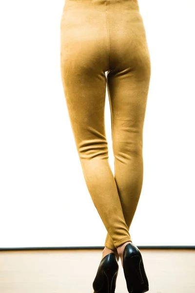 Unrecognizable Woman Wearing Tight Leggings Pants Mustard Yellow Brown Well — Stock Photo, Image