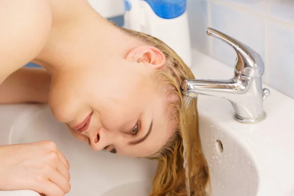 Banyo Lavabosunda Uzun Sarı Saçlarını Yıkayan Kadın Konseptinde Saç Bakımı — Stok fotoğraf