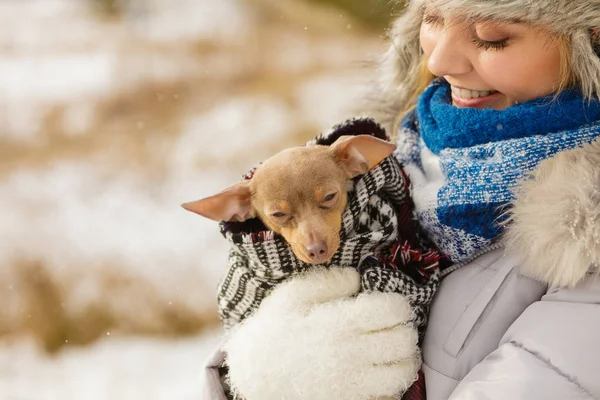 Jovem Envolveu Seu Melhor Amigo Cachorrinho Lenço Quente Cobertor Para — Fotografia de Stock