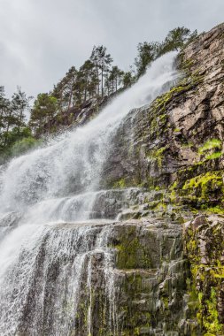 Norveç 'te Svandalsfossen, Norveç dağlarında şelale. Ulusal turist Ryfylke güzergahı.