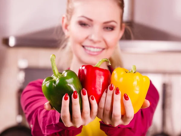 Mujer Alegre Divertida Sosteniendo Pimiento Deliciosa Dieta Saludable Vegetal Presentando — Foto de Stock