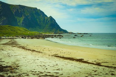 Deniz, Karadeniz kıyısında kumlu plaj tatil Bleik ile. Andoya Norveç. Vesteralen adalar.