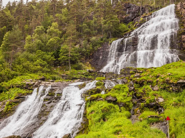 挪威的Svandalsfossen 挪威山区的瀑布 国家游客Ryfylke路线 — 图库照片